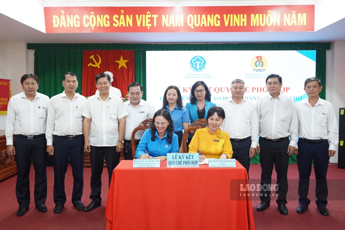 Bà Lê Thị Sương Mai – Chủ tịch LĐLĐ TP Cần Thơ và bà Nguyễn Thị Thanh Xuân – Giám đốc BHXH TP Cần Thơ thực hiện nghi thức ký kết. Ảnh: Tạ Quang
