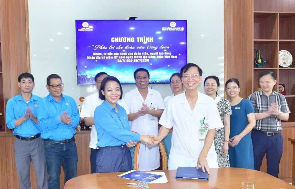 Thanh Mieu Ward Trade Union coordinates with Viet Duc General Hospital to organize free health check-ups and consultations for nearly 500 union members. Photo: Phu Tho Trade Union