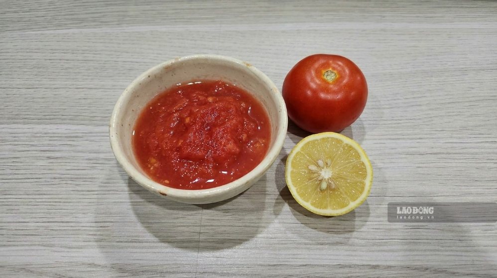 Applying a natural mask is one of the suggestions to help whiten and brighten your skin naturally. Photo: Tuan Dat