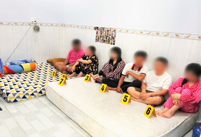 Los sujetos que organizan el consumo de drogas fueron sorprendidos in fraganti por la policía del barrio de La Gi. Foto: Policía del barrio de La Gi