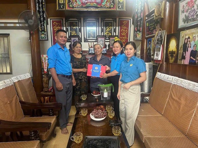 Công đoàn xã Quỳ Hợp chăm lo, tri ân đoàn viên có thân nhân là người có công. Ảnh: Công đoàn Nghệ An