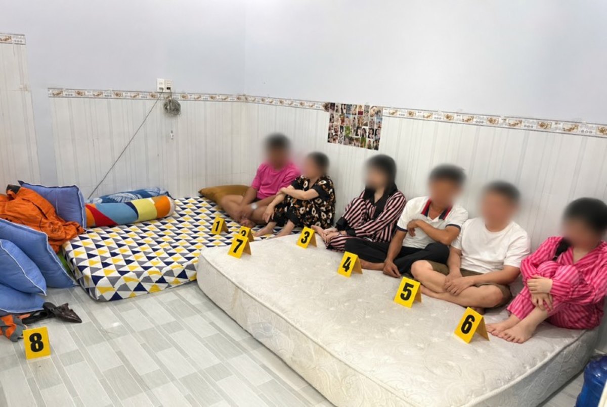 Công an bắt quả tang nhóm đối tượng có hành vi tổ chức sử dụng trái phép chất ma túy trong căn nhà cho thuê. Ảnh: Công an cung cấp 
