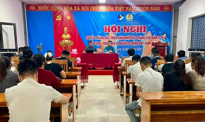 Công đoàn cơ sở Công ty Cổ phần Bao bì Sông La Xanh đối thoại với người lao động. Ảnh: Công đoàn Hà Tĩnh