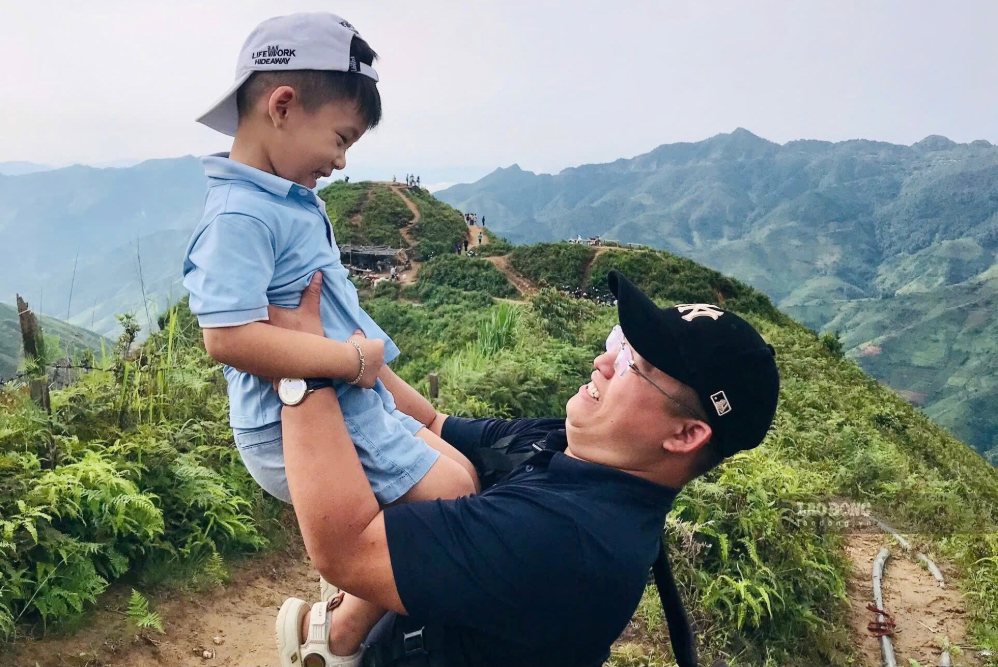 Du khách lên Tà Xùa check-in sau những ngày mưa. Ảnh: Trường Sơn