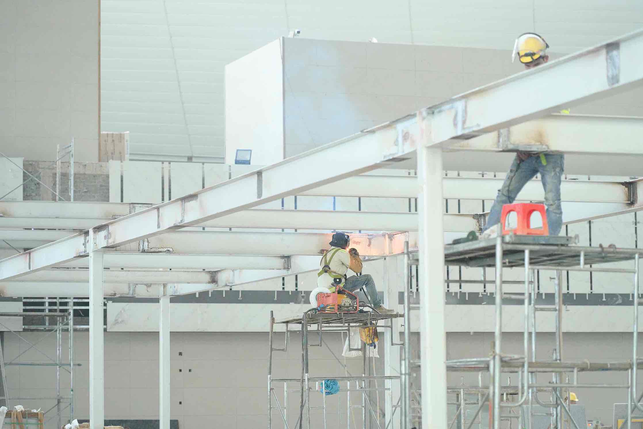 Ngoài ra, cũng tại gói thầu 5.10, thi công lắp đặt các hạng mục cơ điện đạt khoảng 92%, công tác lắp đặt hệ thống thiết bị nhà ga, đạt khoảng 62,1%.