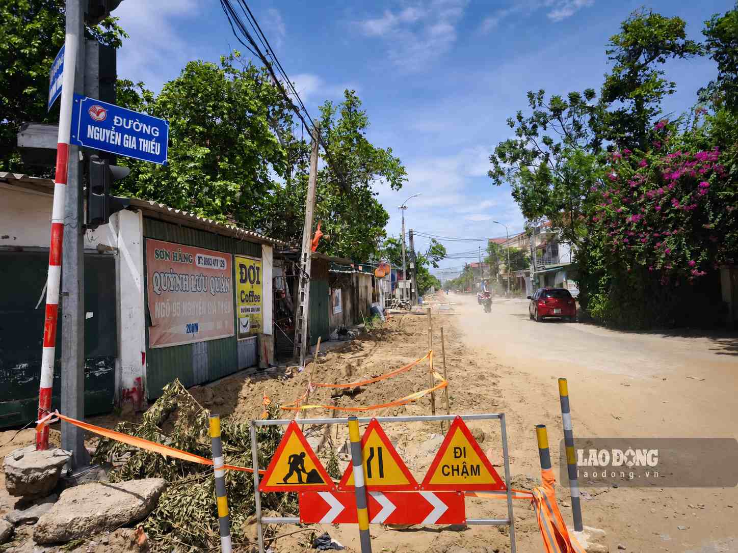 Nguyen Gia Thieu street is being renovated according to the current status, minimizing site clearance. Photo: Quang Dai