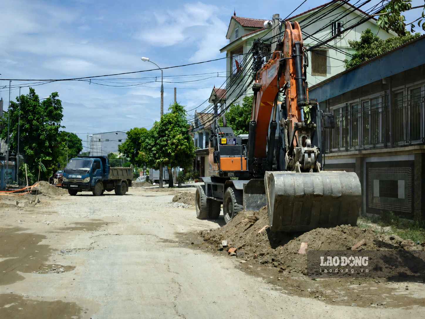 Máy móc, công nhân được huy động thi công đường Nguyễn Gia Thiều, phấn đấu hoàn thành trước ngày 30.8.2026. Ảnh: Quang Đại