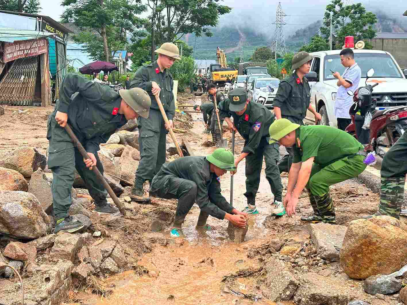 Lực lượng chức năng đang có ngày thứ 4 giúp đỡ người dân khắc phục hậu quả. Ảnh: Xã Mường Than