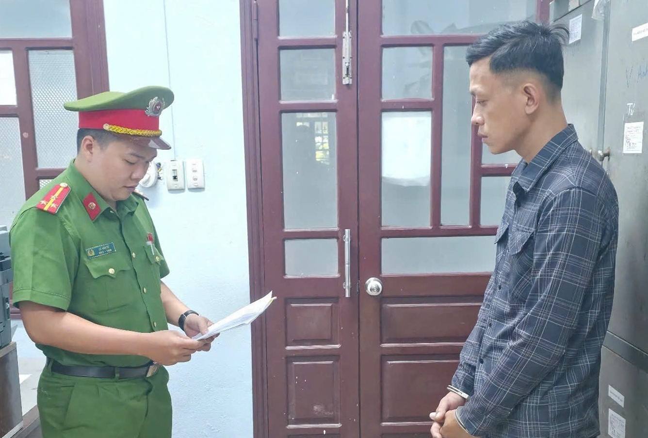 Subject Le Tan Hung at Da Nang police station. Photo: CACC