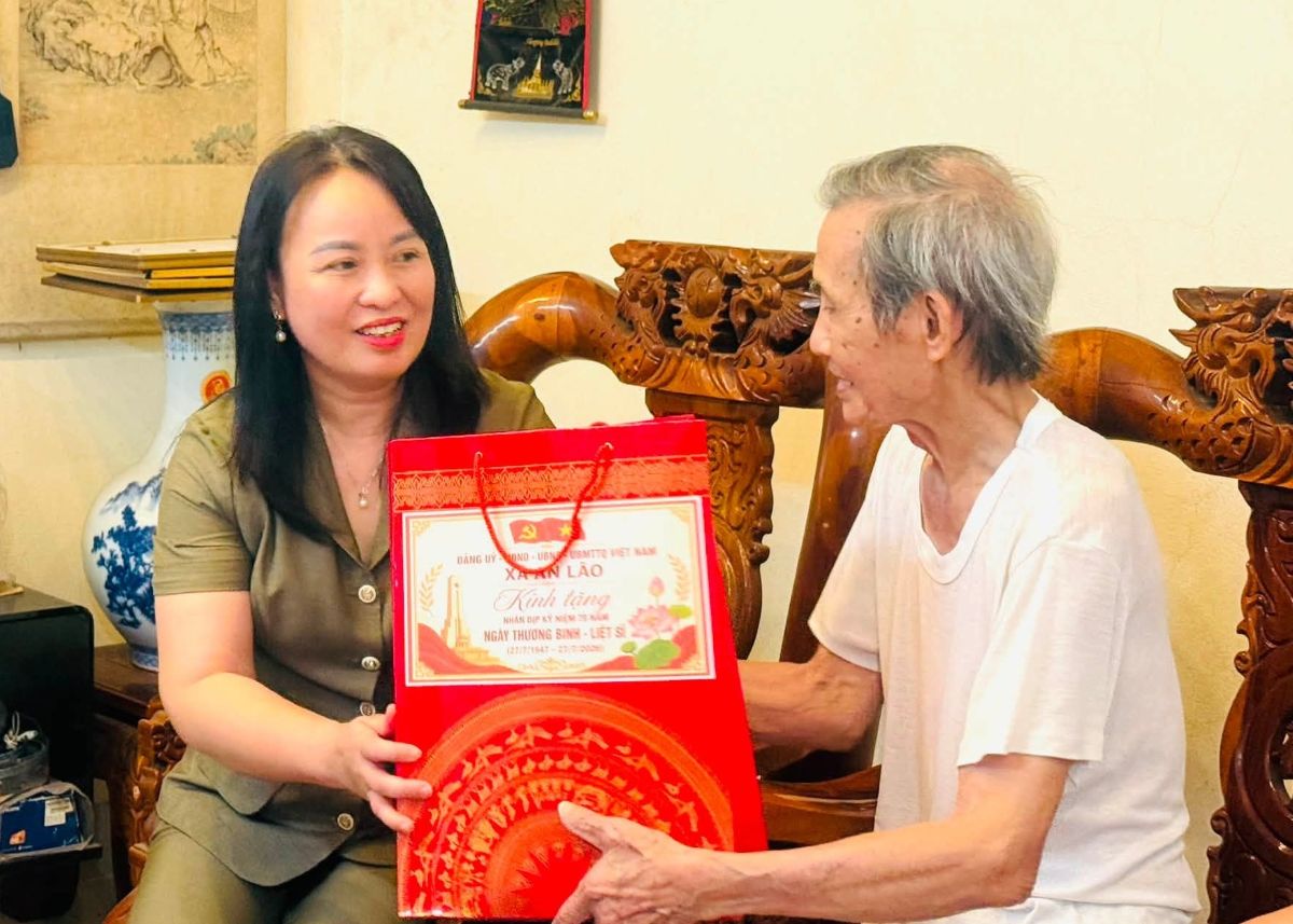Leaders of An Lao commune present gifts to typical war invalid families. Photo: An Lao commune - Hai Phong city