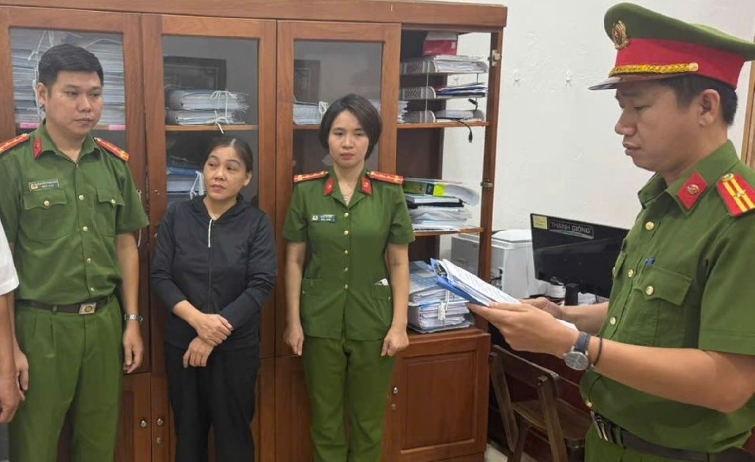 The Investigation Police Agency of Da Nang City Police delivers decisions to Nguyen Thi Thanh Thao. Photo: CACC