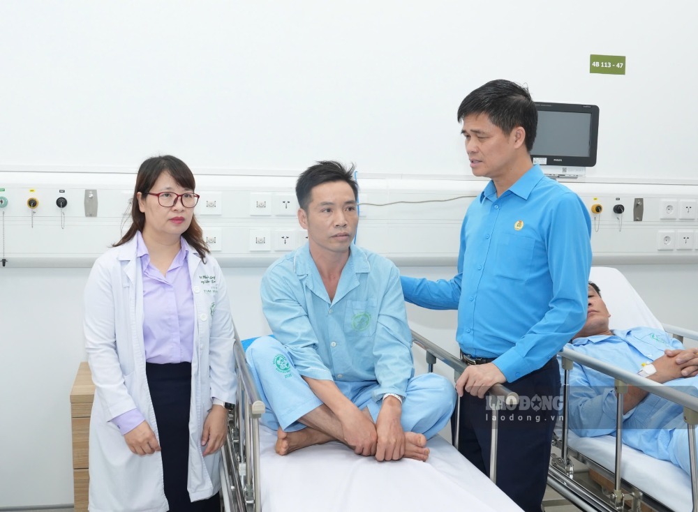 Standing Vice President of the Vietnam General Confederation of Labor Ngo Duy Hieu visits and encourages workers and employees with gas poisoning being treated at Bach Mai Hospital, Ninh Binh facility. Photo: Thanh Duong