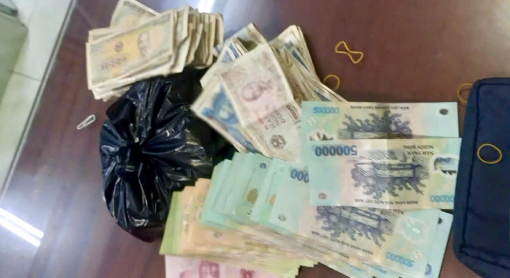 Tiền trong bọc đen do cô Oanh nhặt trên đường mang đến Công an trình báo. Ảnh: Công an cung cấp