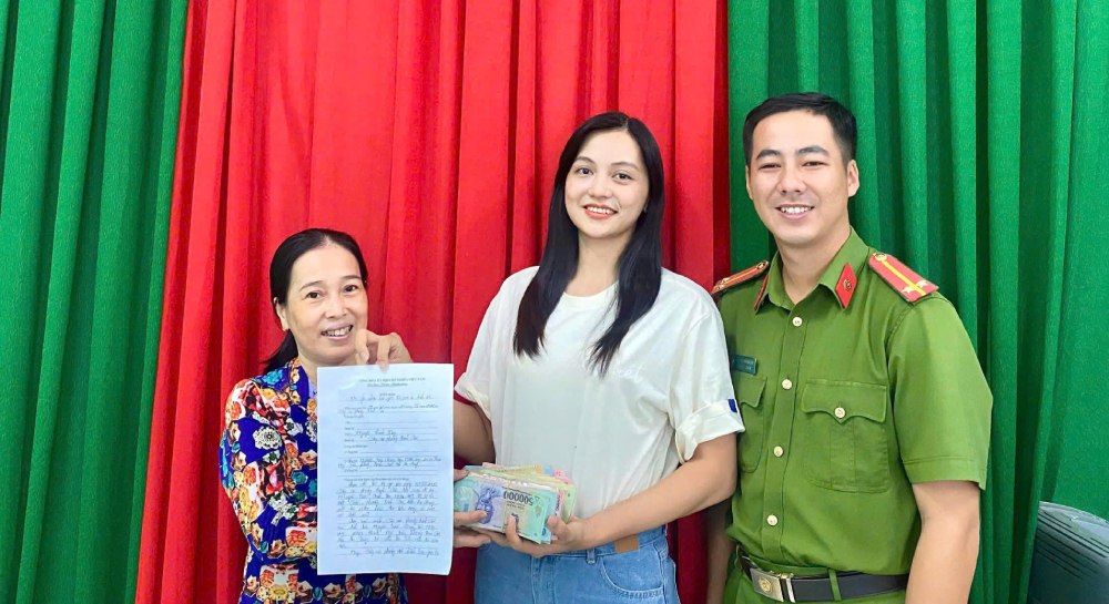 Teacher Nguyen Kieu Oanh and the Police force return more than 50 million VND to the person who dropped it. Photo: Tien Dung/ An Giang Police