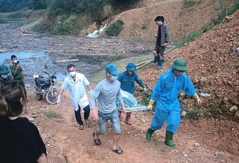 2 more unfortunate victims found after the horrific flash flood in Muong Than. Photo: Muong Than Commune