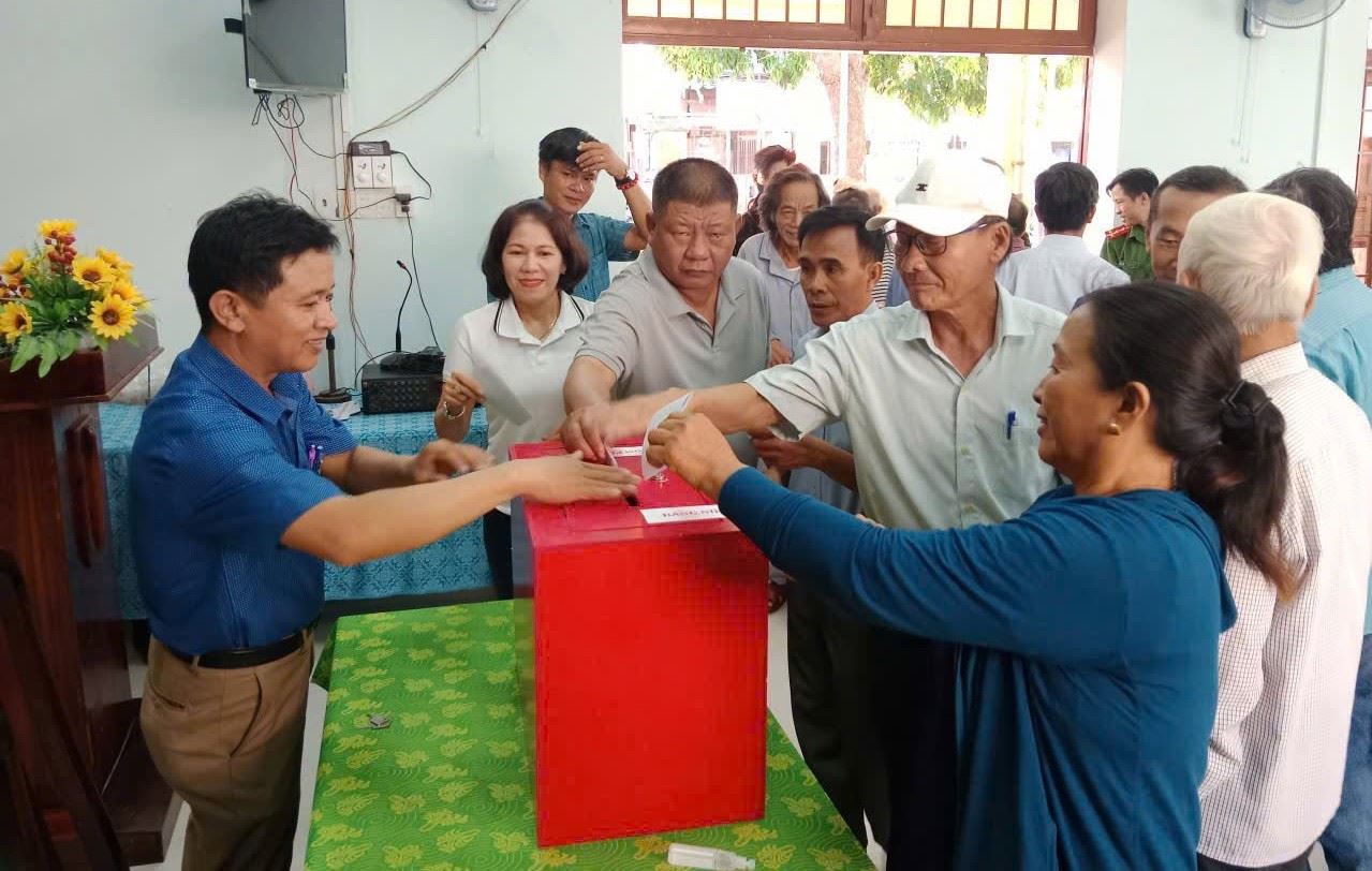 Election of Heads of Residential Groups for the term 2025 – 2030 takes place in 16 Residential Groups in Truong Quang Trong ward, Quang Ngai province. Photo: Truong Quang Trong Ward People's Committee