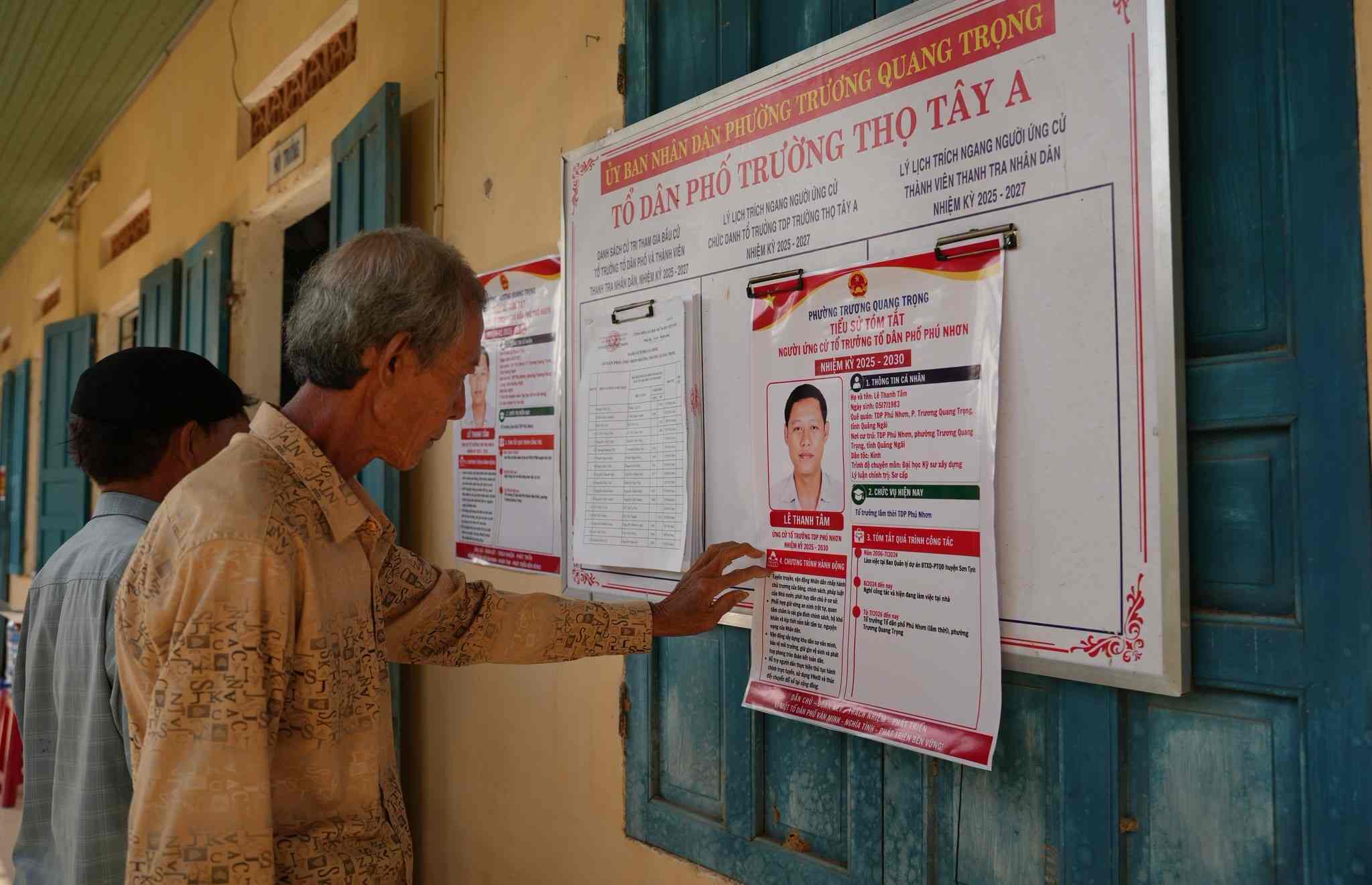 Cử tri phường Trương Quang Trọng tìm hiểu tiểu sử tóm tắt của người ứng cử Tổ trưởng tổ dân phố. Ảnh: UBND phường Trương Quang Trọng