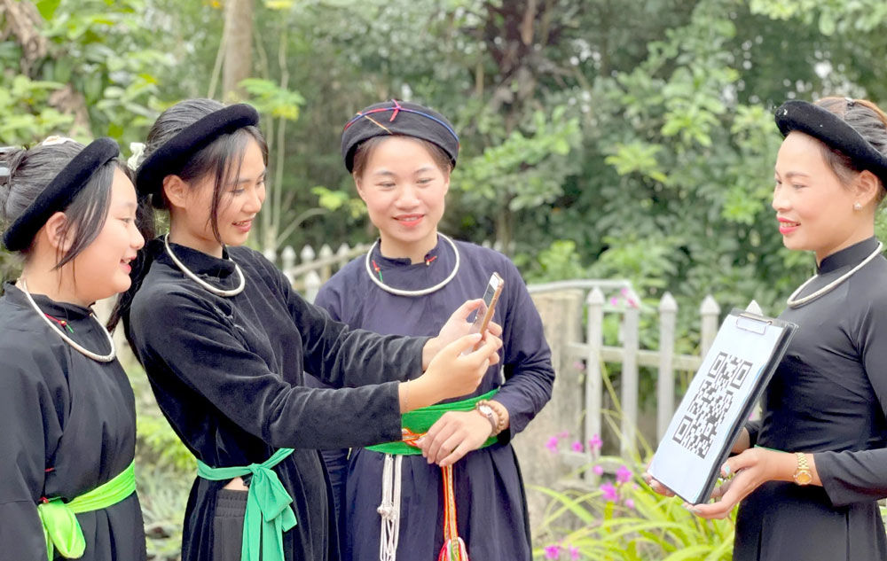 Người dân vùng cao quét mã QR qua thiết bị di động để tiếp cận thông tin và trải nghiệm các tiện ích trên môi trường số.