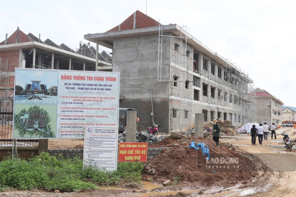 Construction units are urgently completing construction items to put four inter-level boarding schools in border communes in Quang Ngai into operation as planned. Photo: Dong Giang