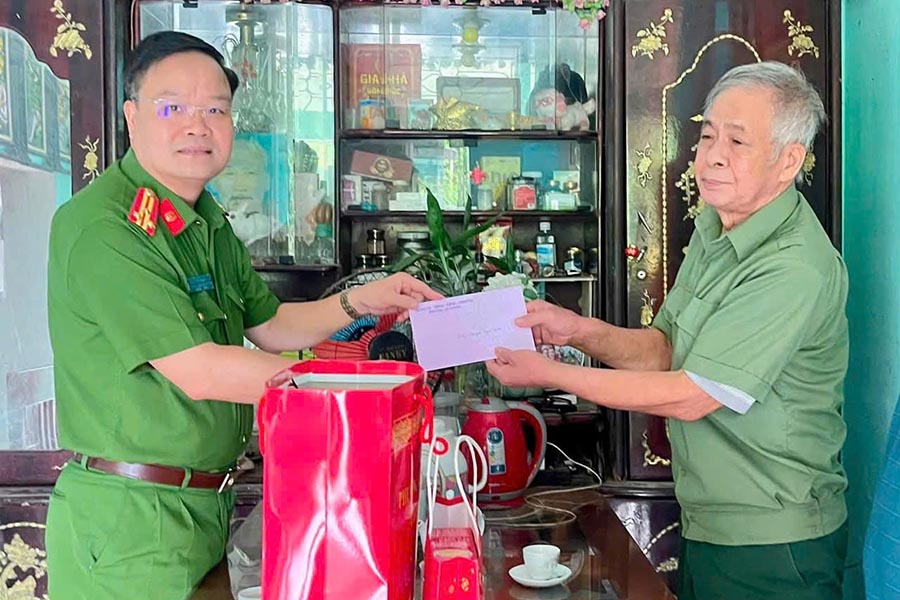 An Tuong ward police (Tuyen Quang) coordinated to organize visits and give gifts to families of people with meritorious services to the revolution in the area. Photo: Tuyen Quang Provincial Police e-Portal