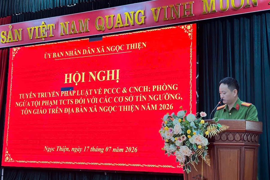 Reporter of Ngoc Thien commune police disseminates legal regulations on fire prevention and fighting and rescue at religious and belief establishments in the area. Photo: E-Portal of Bac Ninh Provincial Police