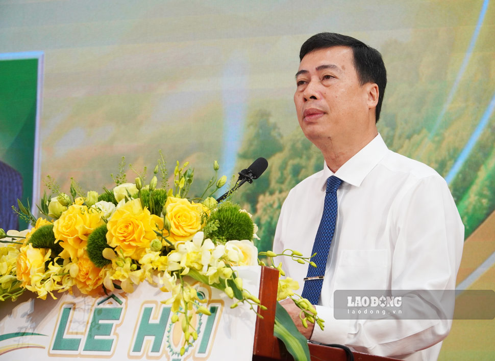 Ông Trần Hồng Tiến - Giám đốc Sở Văn hóa, Thể thao và Du lịch tỉnh Đắk Lắk, Phó Trưởng Ban thường trực Ban Tổ chức Lễ hội thông tin về các hoạt động nổi bật của Lễ hội. Ảnh: Hạo Thiên