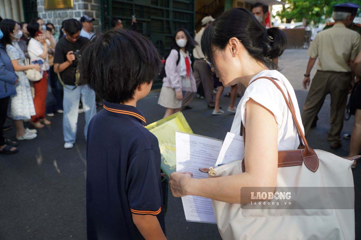 Students taking a survey to enter 6th grade in the 2026-2027 school year in Ho Chi Minh City. Photo: Chan Phuc
