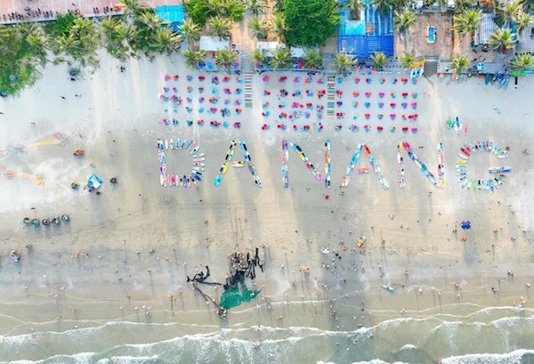 People experience flying LED kites by the coast of Da Nang. Photo: Da Nang Department of Culture, Sports and Tourism