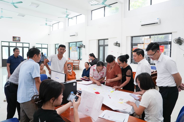 Ông Nguyễn Trường Sơn kiểm tra công tác thực hiện Chiến dịch 45 ngày đêm làm sạch dữ liệu đất đai tại thôn Thạch Thán 4. Ảnh: Quốc Hưng