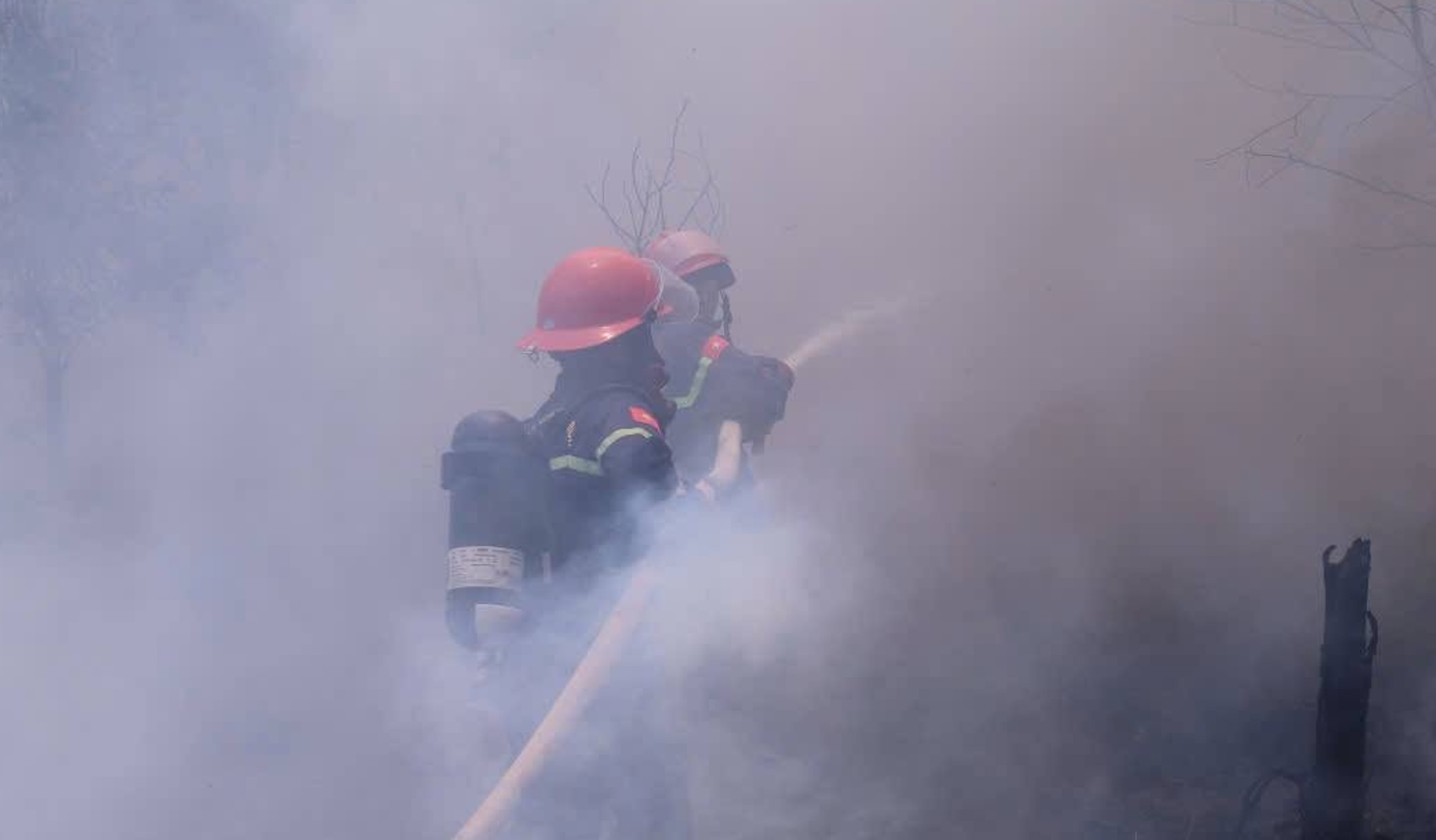 The forest fire in Nam Cua Viet commune occurred on a large scale, causing dense smoke. Photo: Nam Cua Viet Commune People's Committee