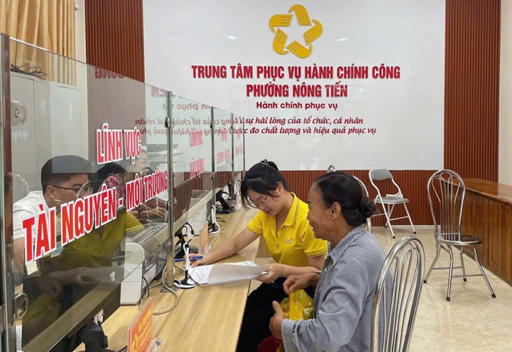 Supporting people to carry out administrative procedures in Nong Tien ward, Tuyen Quang province. Photo: Tuyen Quang Provincial e-Portal