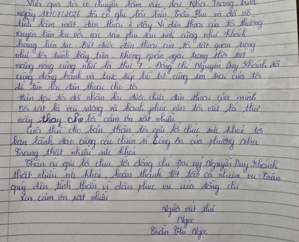 Tourists write letters thanking Nha Trang Ward Police for supporting and helping families find lost property. Photo: Police provided