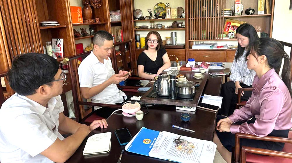 Ngu Hanh Son Ward Trade Union, Da Nang supervises the implementation of grassroots democracy regulations and compliance with labor laws at enterprises. Photo provided by Ngu Hanh Son Trade Union