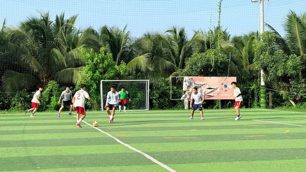 Men's and women's mini football tournament creates a healthy playground for workers and laborers in Dong Thap. Photo: Thanh Nhan.