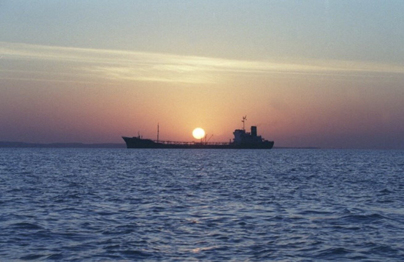 A cargo waiting ship operating in the Strait of Hormuz. Iran on July 20 declared that it would not allow its opponent to use this strait to threaten the country. Photo: AFP