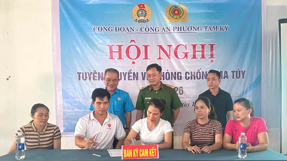 Union members, workers, and laborers of YS VINA Co., Ltd. (Da Nang) sign a commitment to strictly comply with the provisions of law on drug prevention and control. Photo provided by Tam Ky Trade Union
