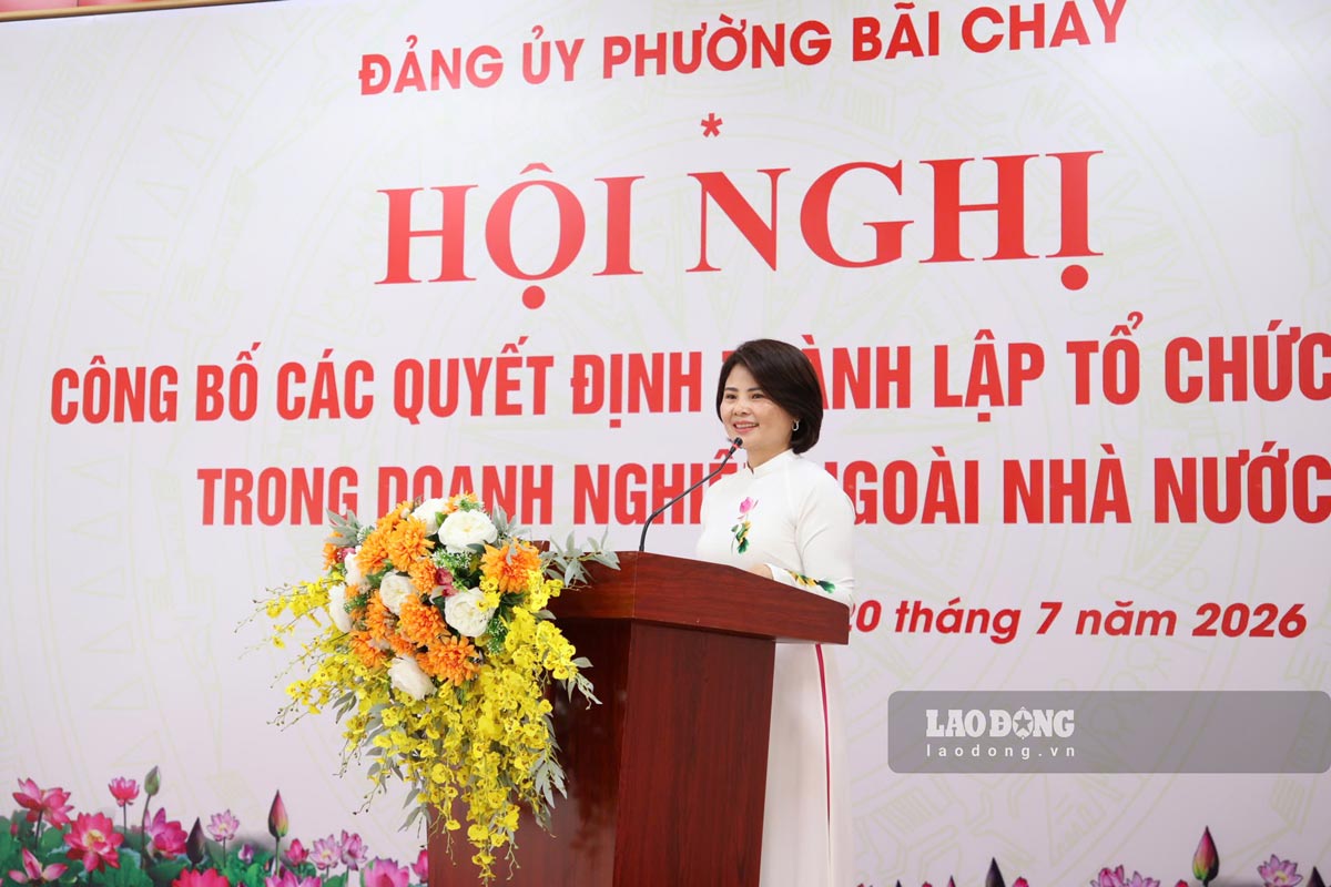 Bà Nguyễn Thị Duyên, Phó Chủ tịch Ủy ban MTTQ, Chủ tịch Công đoàn phường, Bí thư Đảng ủy Khối doanh nghiệp ngoài nhà nước phường Bãi Cháy phát biểu tại hội nghị. Ảnh: Đoàn Hưng