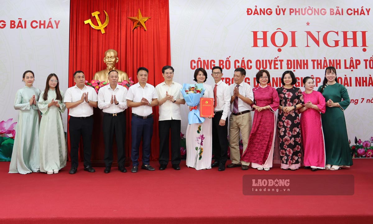 Mr. Vu Quyet Tien, Deputy Secretary of the Provincial Party Committee, Chairman of the Quang Ninh Provincial Fatherland Front Committee, presents decisions and flowers to congratulate Party organizations in non-state enterprises in Bai Chay ward. Photo: Doan Hung