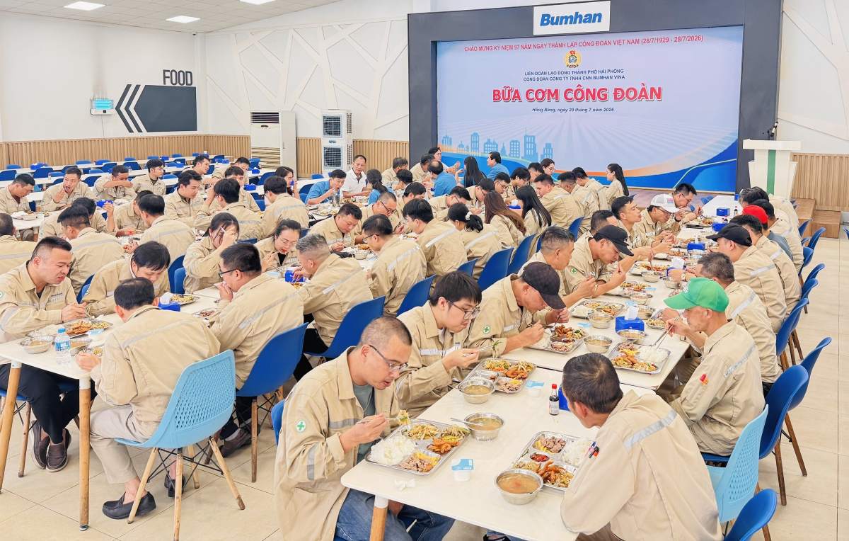 Union members and workers of Bumhan Vina Heavy Industry Co., Ltd. participate in "Trade Union Meal". Photo: Hong Bang Ward Trade Union