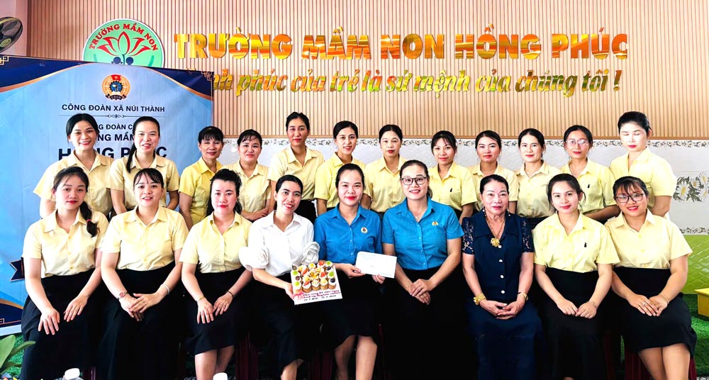 The Trade Union of Hong Phuc Kindergarten, under the Nui Thanh Commune Trade Union, Da Nang, organized "Trade Union Meals" for all officials, teachers and school staff. Photo provided by Nui Thanh Trade Union
