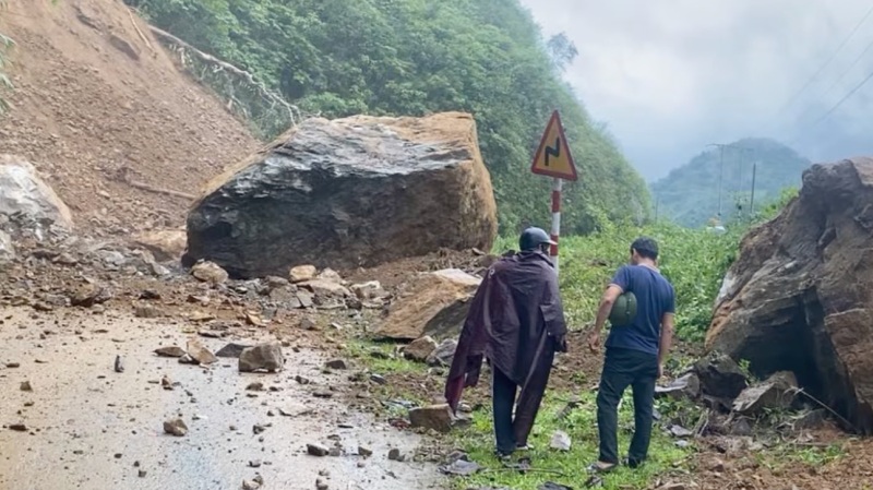 Points à noter lors du déplacement dans la zone inondée. Photo: Police de la commune de Bum Tở