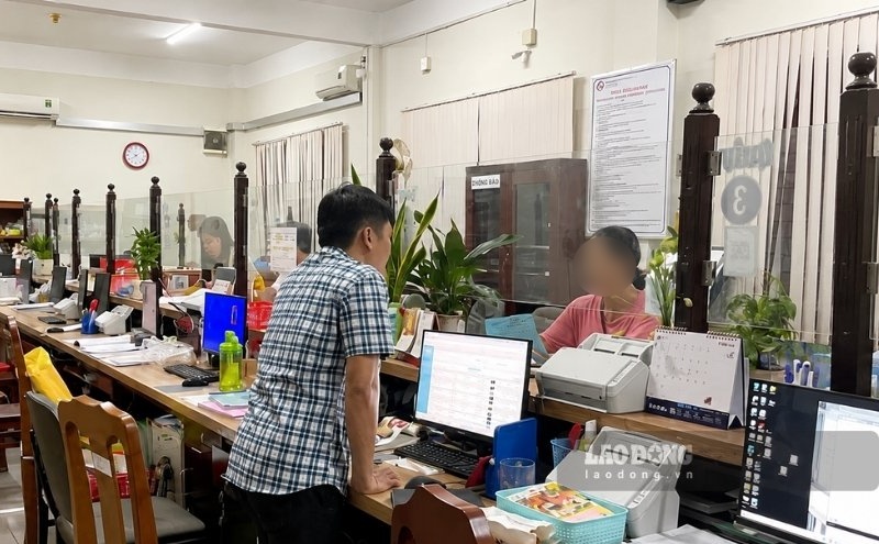 According to the Vinh Long Provincial Department of Home Affairs, there are cases where people and workers cannot manually submit dossiers online. Photo: Hoang Loc