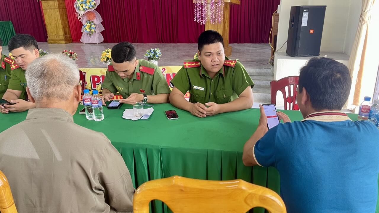 The 7th program of volunteering to help people complete administrative procedures. Photo: Kim Phu Commune Police