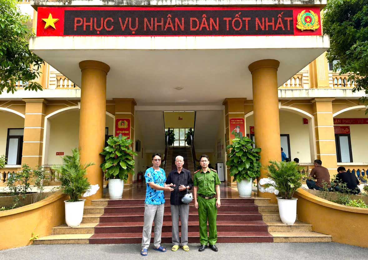 Handover of assets in the presence of Van Ban Commune Police. Photo: Lao Cai Police