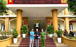 Nhặt được điện thoại, người đàn ông mang đến công an để trả lại