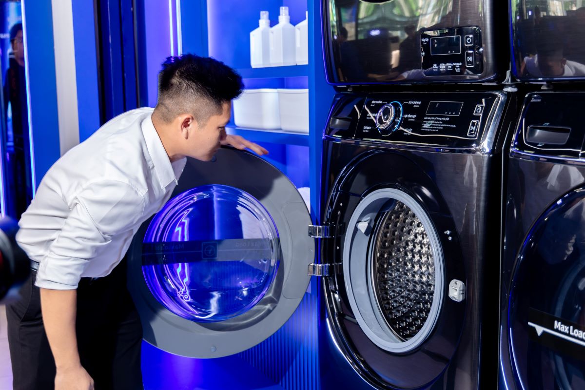 Samsung Electronics Vietnam introduces a pair of new generation industrial washing machines and dryers in the Vietnamese market. Photo: Provided by DN.