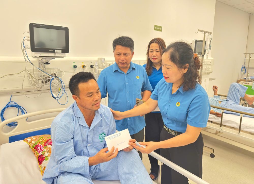 The working delegation of Thanh Hoa Provincial Labor Federation visited and encouraged 8 workers in the accident at the pig farm, who are being treated at Bach Mai Hospital, Ninh Binh facility. Photo: Thanh Hoa Trade Union provided