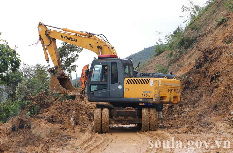 Road management units mobilize machinery and manpower to urgently handle landslide points circulating on DT. 109 route in the province. Photo: Son La Provincial e-Portal
