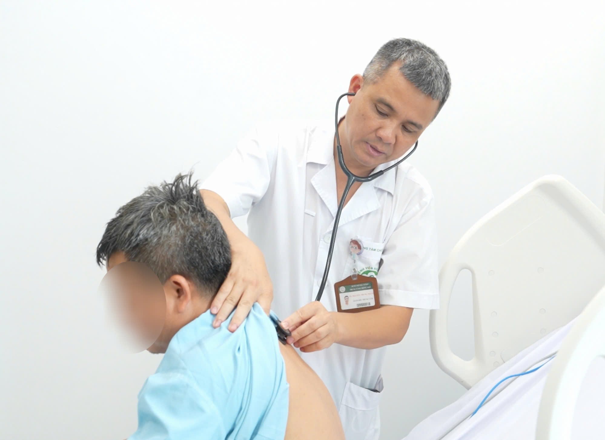 Dr. Nguyen Trung Nguyen - Director of the Poison Control Center, Bach Mai Hospital - examines a patient with gas poisoning at a pig farm in Thanh Hoa. Photo: BVCC