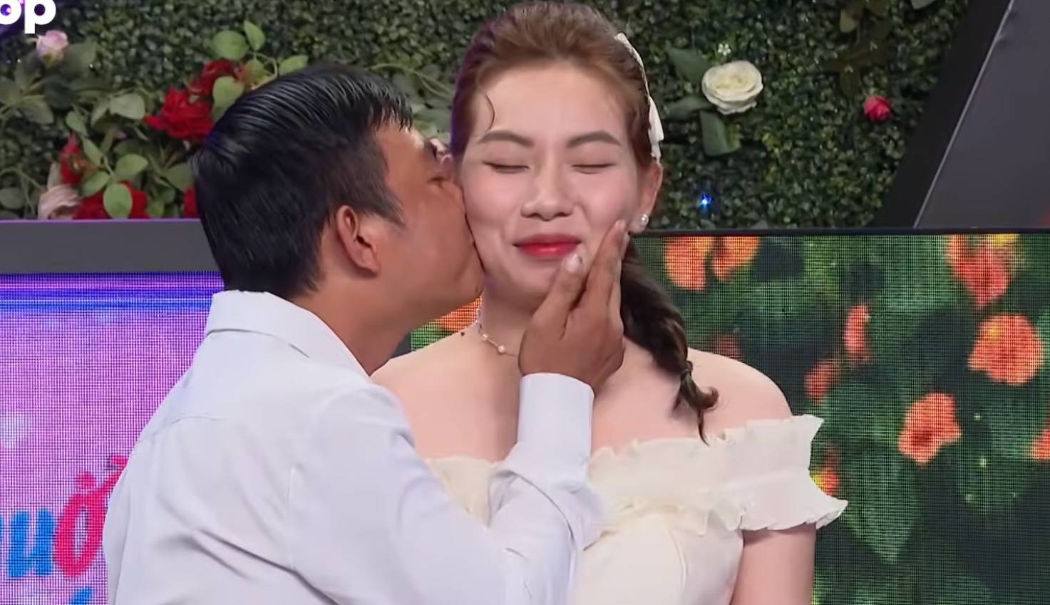 The guy conquered the female employee at the dating show. Photo: MCV Unit.